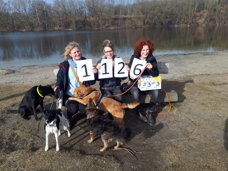 Die Hundehalterinnen der Bürgerinitiative mit ihren Vierbeinern am Heidbergsee. Insgesamt sammelten sie 1.126 Unterschriften. Foto: Privat
