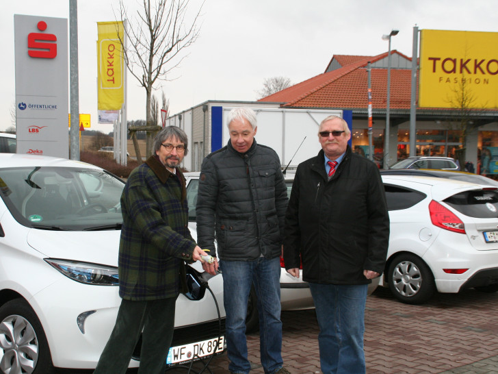  Diethelm Krause-Hotopp, Bernhard Brockmann und Burkhard Wittberg, (Ratsherren der Gemeinde Cremlingen) suchen vergeblich eine Ladestation für Elektroautos. Foto: Privat