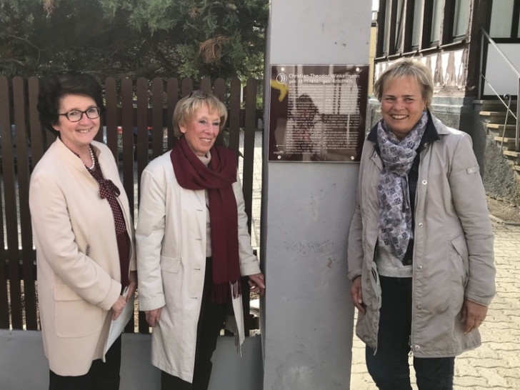 Dr. Annette Boldt-Stülzebach (Fachbereich Kultur); Liselotte Richers (Nachfahrin Familie Winkelmann); Karin Heidemann-Thien (Bürgerstiftung Braunschweig, v. l.) an der Persönlichkeitstafel für Christian Theodor Winkelmann. Fotos: Stadt Braunschweig/Kösters