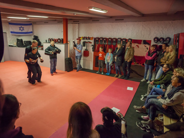 Jill und Florian Wildmann zeigen ihren Gästen zur Eröffnungsfeier des Krav Maga Studios  am Samstag, wie Selbstverteidigung funktioniert. Foto: Alec Pein
