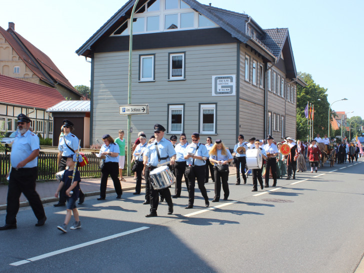Mit einem großen Umzug wurde am Samstag das Salz- und Lichterfest in Bad Harzburg eröffnet. Fotos: Anke Donner 
