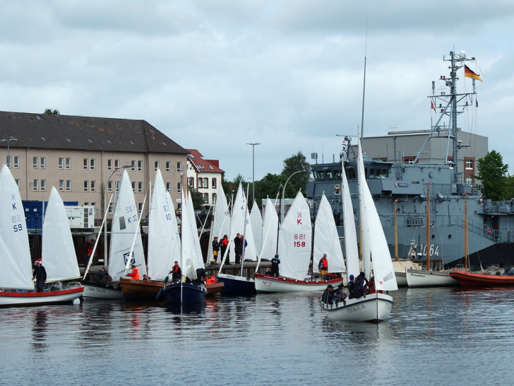Das Feld der ZK10-Kutter beim morgendlichen Aufbruch zur Regattabahn auf der Kieler Förde. Foto: Marine-Jugend Braunschweig
