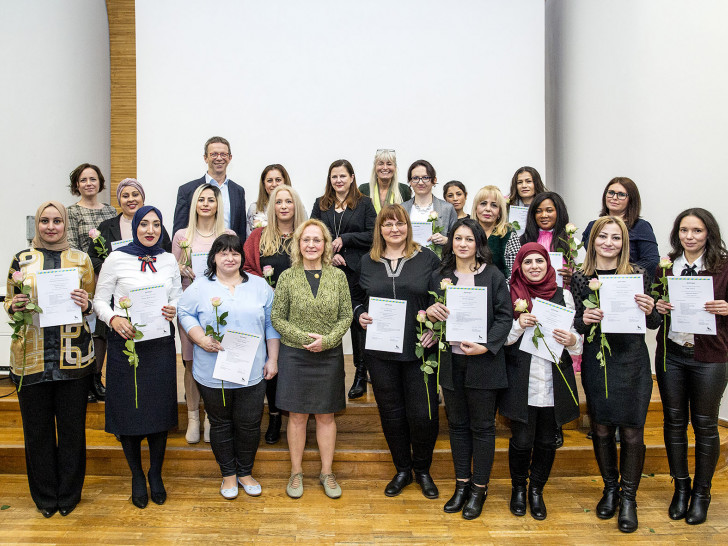 18 neue Stadtteilmütter erhielten zum Ende der zehnmonatigen Ausbildung im Alvar-Aalto-Kulturhaus ihre Zertifikate. Foto: Stadt Wolfsburg