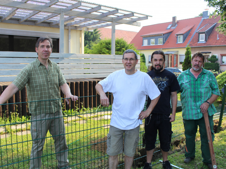 Die Mitglieder des Fördervereins Dorfgemeinschaft Ohrum e.V. waren schon am frühen Samstagmorgen bei der Arbeit. Die Helfer sind: Martin Kokon, Bernd Diekmann, Leonhard Kokon und Peter Voges.