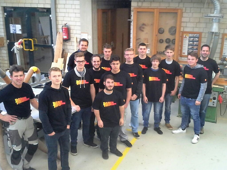 Anfang der Woche überreichte die Tischlerinnung die neuen Kampagnen-T-Shirts an die Tischler-Azubis. Foto: Kreishandwerkerschaft Region Braunschweig-Gifhorn