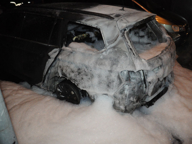 Das ausgebrannte Auto.  Foto: Polizei