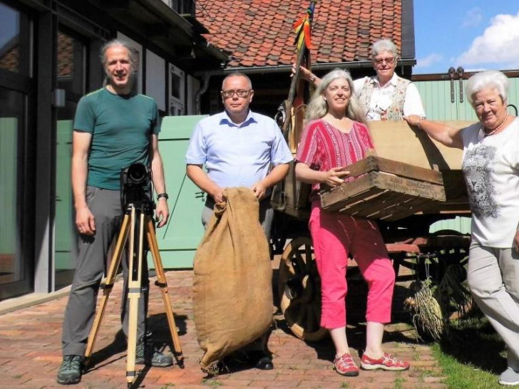 Achim Meurer (li.) und seine Ehefrau Monika (3. v. li.) mit Andreas Meißler (2. v. l.i), Elisabeth Schwieger (4. v. li.) und Doris Liefner (re.). Foto: Museum