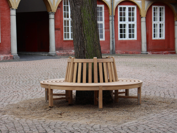 Neue Bank für den Schlossinnenhof. Foto: Max Förster