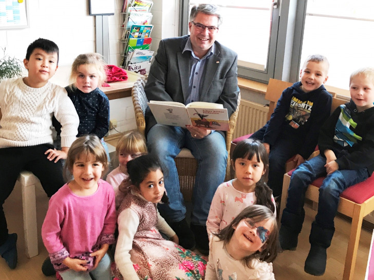 Andreas Otto beim Vorlesetag in der Kindertagesstätte St. Altfrid. Foto: Gifhorner Wohnungsbau-Genossenschaft eG