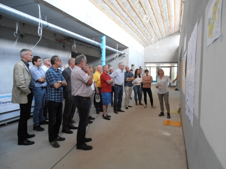 Fachleute erläutern Baustelle und Gebäude bei den BauSommer-Führungen des Forums Architektur. Foto: Stadt Wolfsburg