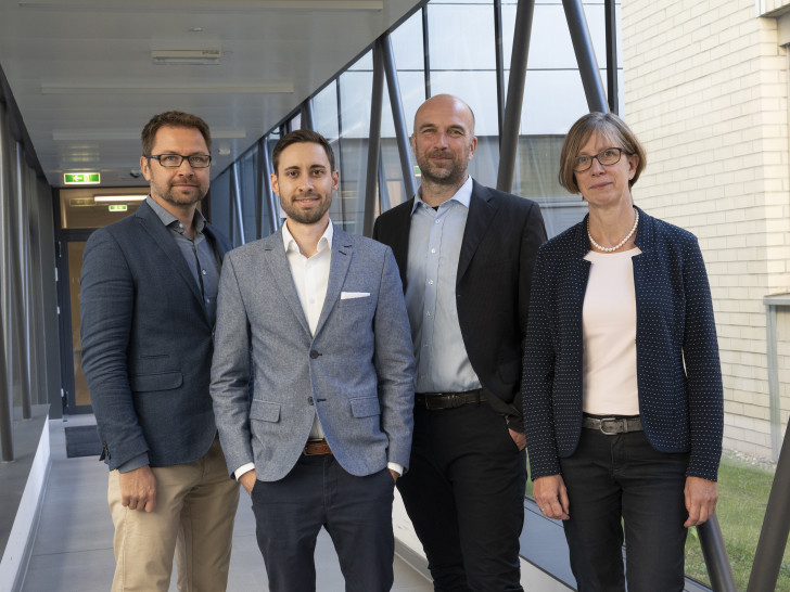 Den IHK-Technologietransferpreis 2018 erhielten (v. r.) Prof. Dr. Dagmar Wirth, Dr. Tobias May, Dr. Tom Wahlicht und Dr. Roland Schucht für ihr gemeinsames Projekt "Die Menschheit im Reagenzglas". Foto: Peter Pohl