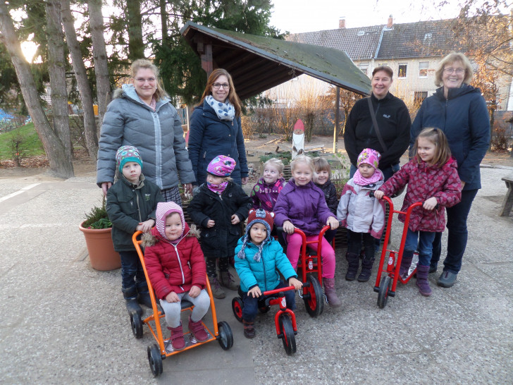 Hinten von links: Kassenwartin des Fördervereines Angelique Waßmuth, Fördervereinsvorsitzende Carmen Strömsdörfer, stellvertr. Fördervereinsvorsitzende Verena Jaiser, stellvertr. Leiterin der Kita Margot Witthuhn.
Vorne von links: Mattis, Melina, Maddison, Alex, Alissa, Nica, Mia, Rieke, Martha. Foto: Privat