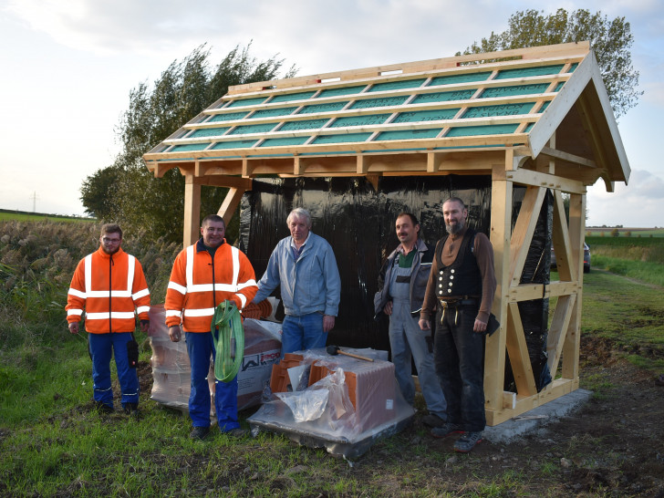 Vor dem gerade aufgestellten, noch nicht final fertiggestellten Insektenhotel: Lucas Narup, Vorsitzender des VUT Hedeper Peer Narup, Udo Taute, Alfred Domke und Mirco Mittag (v. li.). Fotos: Peter G. Matzuga