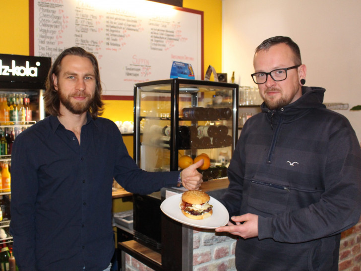 Mom´s Burger wird auch weiterhin die Lessingstadt mit Burgern versorgen, versprechen die Inhaber Florian Anspieler (links) und Benjamin Günzke. Fotos: Marian Hackert