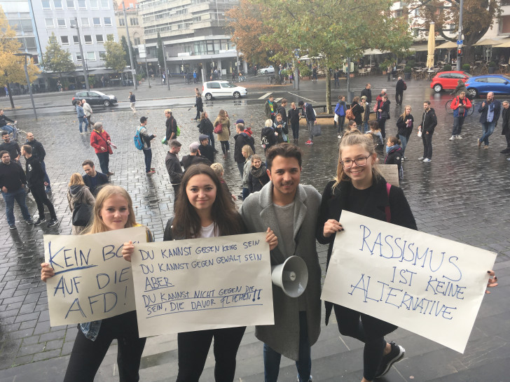 Die Organisatoren von links: Hannah Schlickert, Laura Aliu, Cag Kücükler und Josephine Weigand bei ihrer Protest-Aktion. Foto: Nick Wenkel