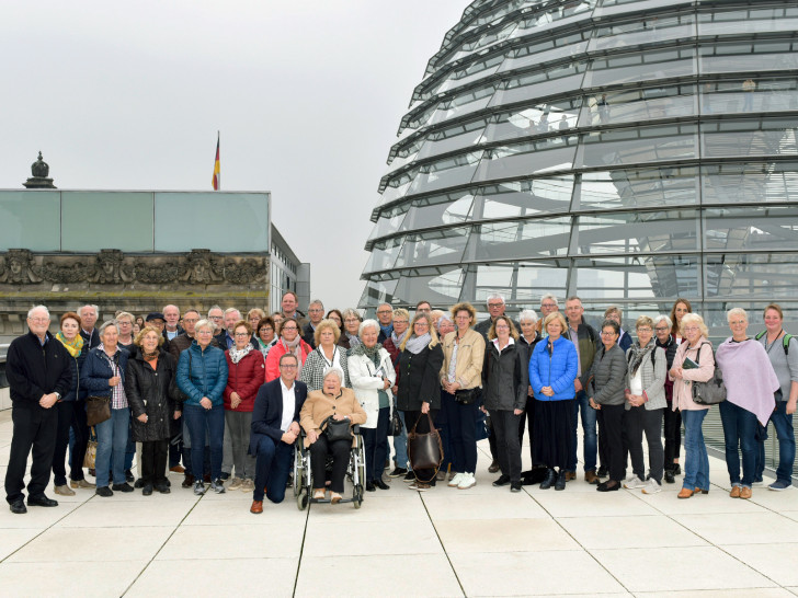 Foto: Die Besuchergruppe mit Dr. Roy Kühne MdB