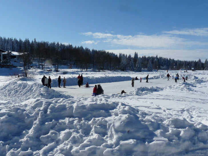 Eislaufen auf Natureisfläche. Foto: HAHNENKLEE tourismus marketing gmbh