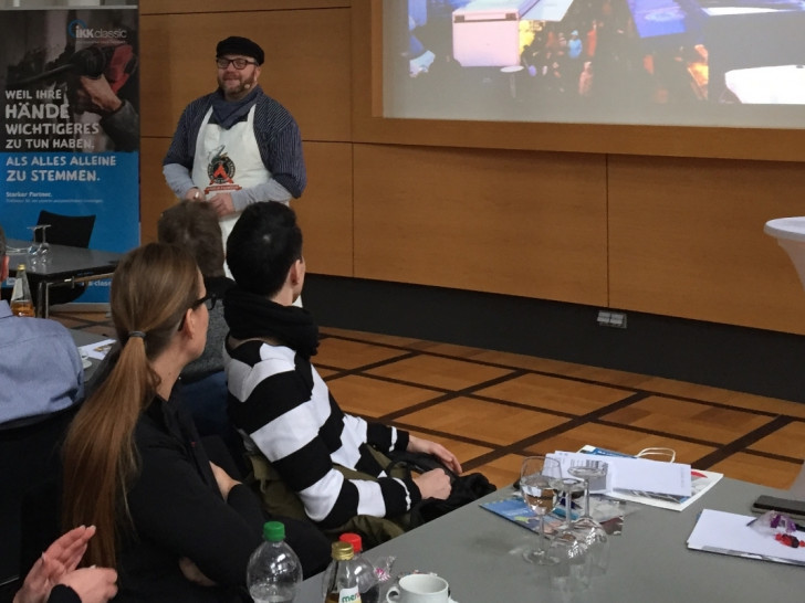 Motivationstrainer Michael Ehlers erklärt, was sich Chefs vom Fischmarkt abgucken können. Foto: IKK classic