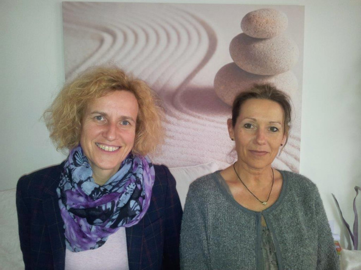 Manuela Howe (links) und Susanne Strysewske (rechts) bieten ab April wieder Gruppentreffen für alleinerziehende Mütter an. Foto: Stadt Wolfsburg