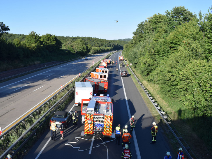 Durch die Bergungsarbeiten war die A7 über Stunden gesperrt. Auch der Rettungshubschrauber Christoph 30 aus Wolfenbüttel war im Einsatz. Foto: Polizei Hildesheim