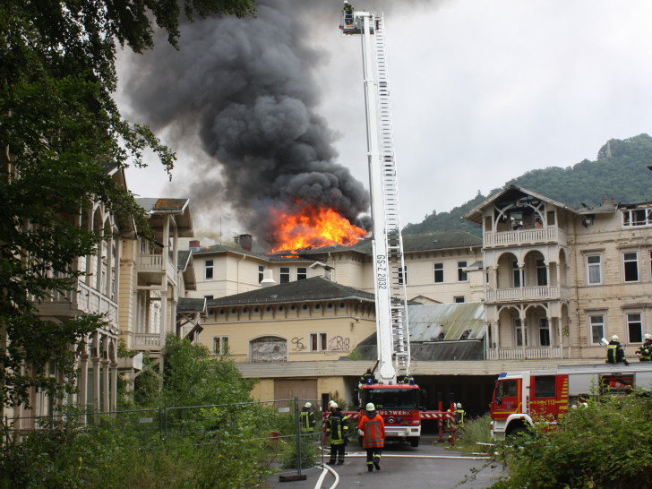 Hohe Flammen schlugen Am Sonntag aus dem Dach des Gebäudes. Foto: Feuerwehr Bad Harzburg