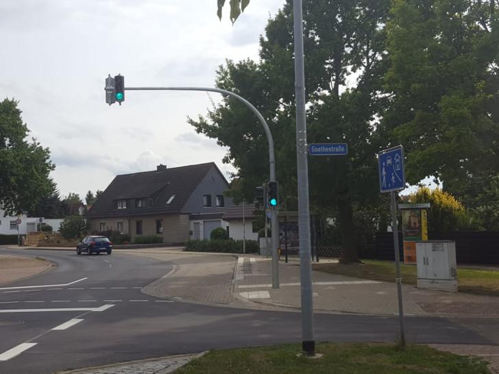 Warum nur der Fahrbahnbelag unmittelbar in Nähe der Ampel erneuert wurde, erklärt die Stadt Wolfenbüttel. Foto: Niklas Eppert