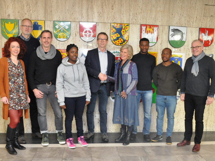 Klaus Mohrs begrüßt Studierende aus Südafrika. Foto: Stadt Wolfsburg