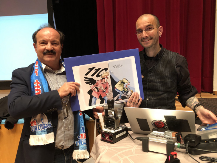 Projektleiter Günter Koschig zeichnet Dr. Mark Benecke mit dem GZK-Cartoon aus. Foto: Weisser Ring e. V.