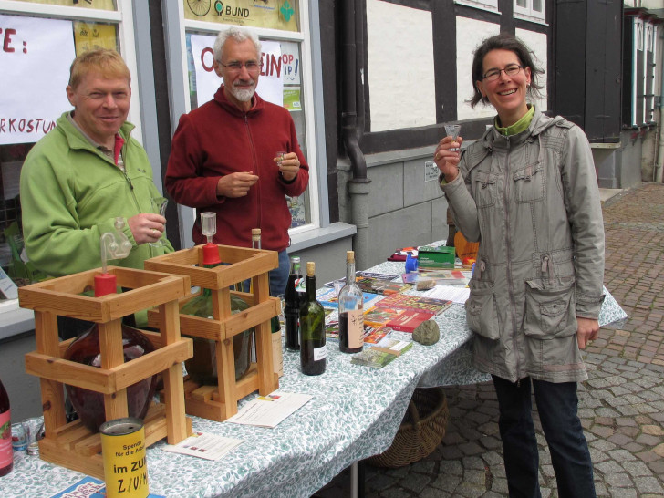 Obstweinexperten vom Zentrum für Umwelt und Mobilität (Z/U/M) informierten am Samstag vor den Räumen des Z/U/M/ am Stadtmarkt über die Herstellung von Wein, zum Beispiel aus Obst des eigenen Gartens. Foto: privat