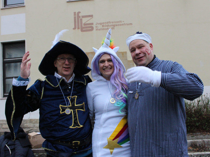Bürgermeister Wittich Schobert (r.) feierte gemeinsam mit den Organisatoren Denise Kuhnt und Wolfram Wrede vom Helmstedter Elferrat. Fotos: Eva Sorembik