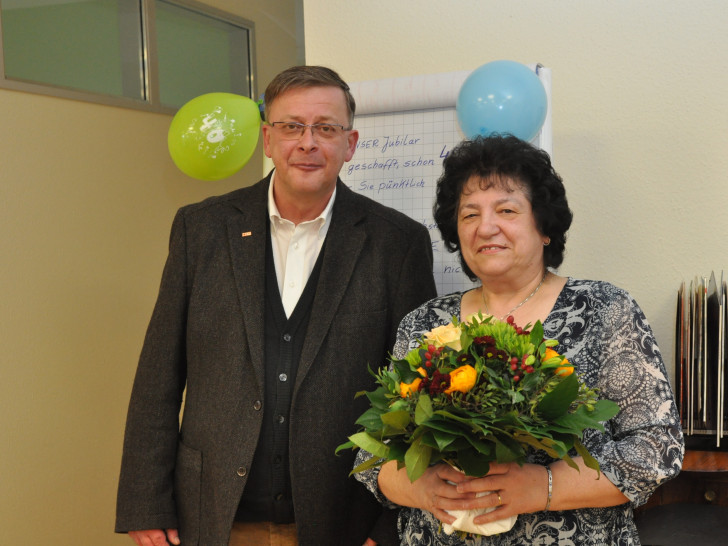 Andreas Ring, Vorstand des DRK-Kreisverbands Wolfenbüttel, gratulierte Pflegedienstleiterin Karin Rump zu 40 Jahren als DRK-Mitarbeiterin. Foto: DRK