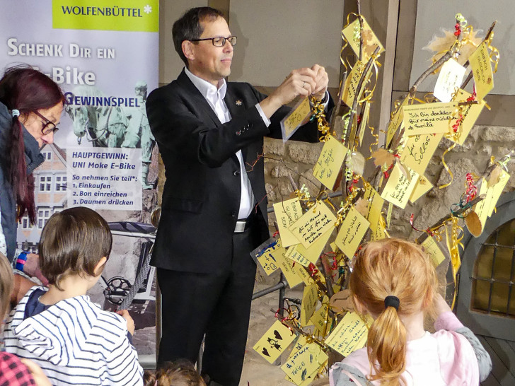 Stadtrat Knut Foraita hängt eine Karte an den "Baum der Dankbarkeit" Foto: Stadt Wolfenbüttel
