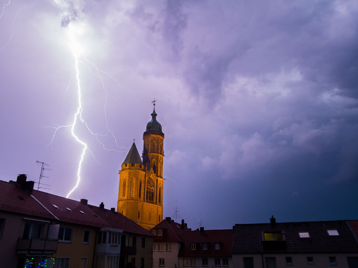 Ein Blitz über Braunschweig: Foto: Jonas Woeffle (Leser)