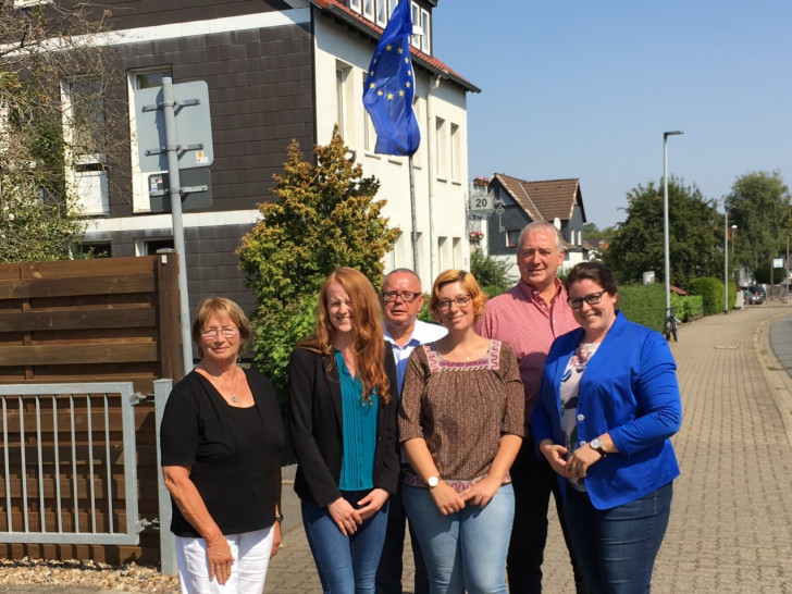 Die CDU-Europaabgeordnete Lena Düpont (rechts) bei ihrem Antrittsbesuch in Wolfenbüttel. Ihre Parteifreunde hatten zu ihrer Begrüßung die Europaflagge gehisst. Foto: CDU