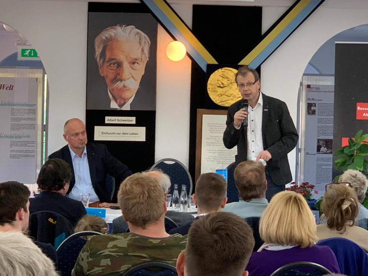 Dietmar Friedhoff (li.) und Stefan Marzischewski-Drewes bei der Veranstaltung im Glockenpalast. Foto: AfD