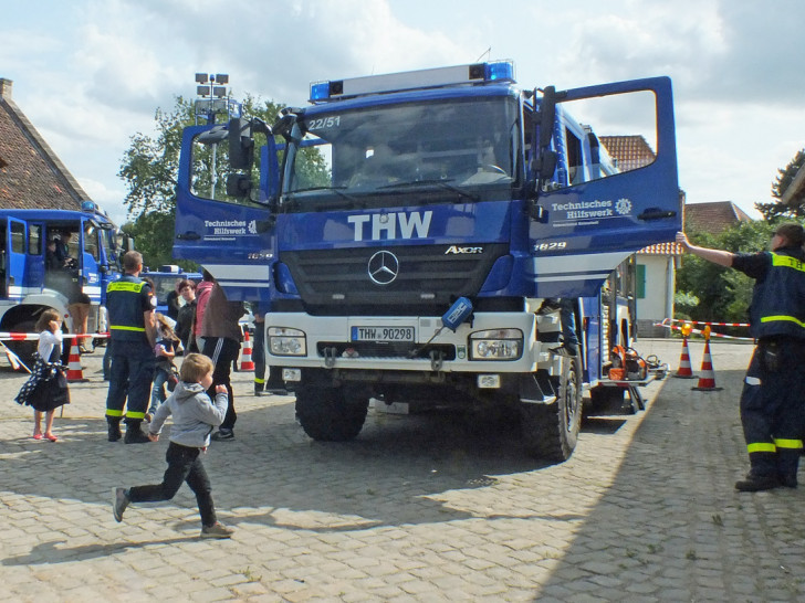 Das THW präsentierte auf dem Gutshof während des SOS-Tages Fahrzeuge und Geräte. Foto: Kreisverkehrswacht Helmstedt