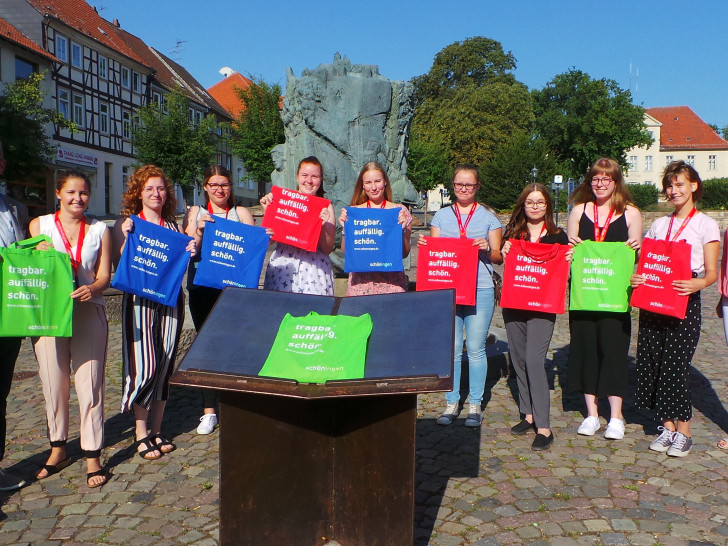 „Ausbildungsstart Stadt Schöningen“: v.li. Städtischer Direktor Karsten Bock, Laura Backhauß, Sophie-Christin Schulze, Madlen Strauß, Celine Voges (zugleich Jugend- und Auszubildendenvertreterin), Sara Bauermeister, Madita Köllner, Alina Sternke, Anna-Maria Würfel, Lena Kresin und Stadtamtfrau Claudia Gehlhar. Foto: Stadt Schöningen