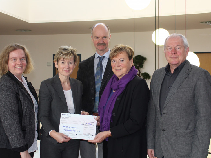 Vera Steiner, Geschäftsführerin der Stadtwerke, Marketing-Leiterin Kerstin Hecker, Matthias Tramp, Geschäftsführer der Stadtwerke, sowie Dagmar Ammon und Axel Hübner vom Hospizverein Wolfenbüttel. Foto: Jan Borner