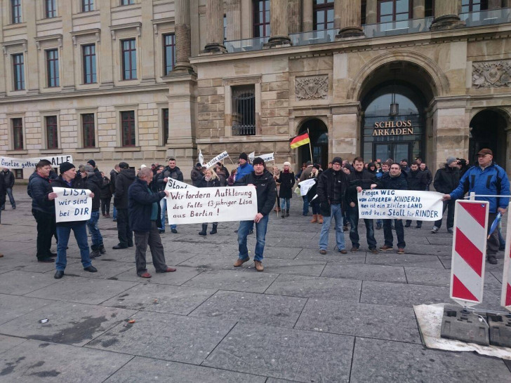  In der Region sind nach einem Aufruf im sozialen Netzwerk Facebook am Sonntag Menschen auf die Straße gegangen, um gegen eine angebliche Vergewaltigung einer 13-Jährigen in Berlin zu demonstrieren. Foto: Sergei Graf