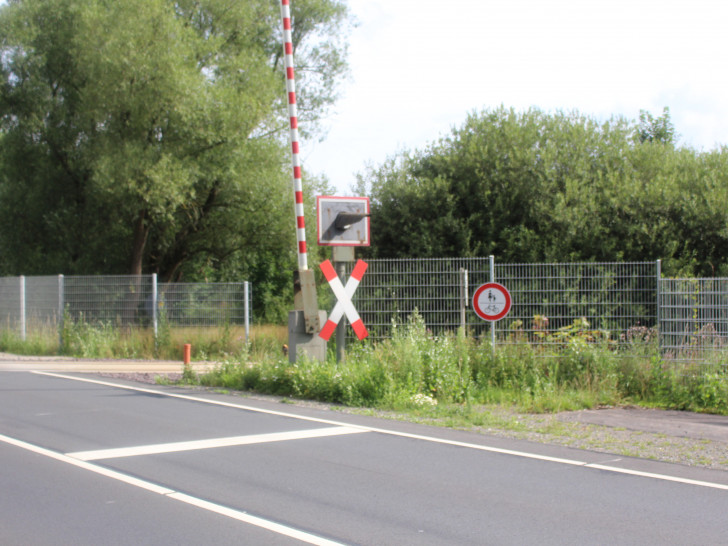 Immer noch endet der Fahrradweg zwischen Rötgesbüttel und Meine am Bahnübergang. Fotos: Sandra Zecchino