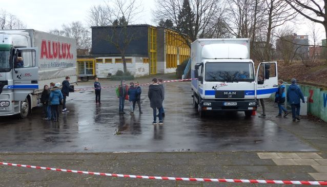 Auf dem Schulhof des THG wurde der Tote Winkel am Beispiel zweier LKW sichtbar gemacht. Foto: THG Wolfenbüttel