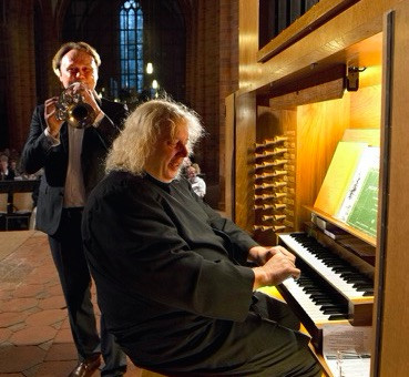 Prof. Matthias Eisenberg an der Orgel und Daniel Schmahl an der Trompete und am Flügelhorn spielen in der Hauptkirche Beatae Mariae Virginis. Foto: Privat