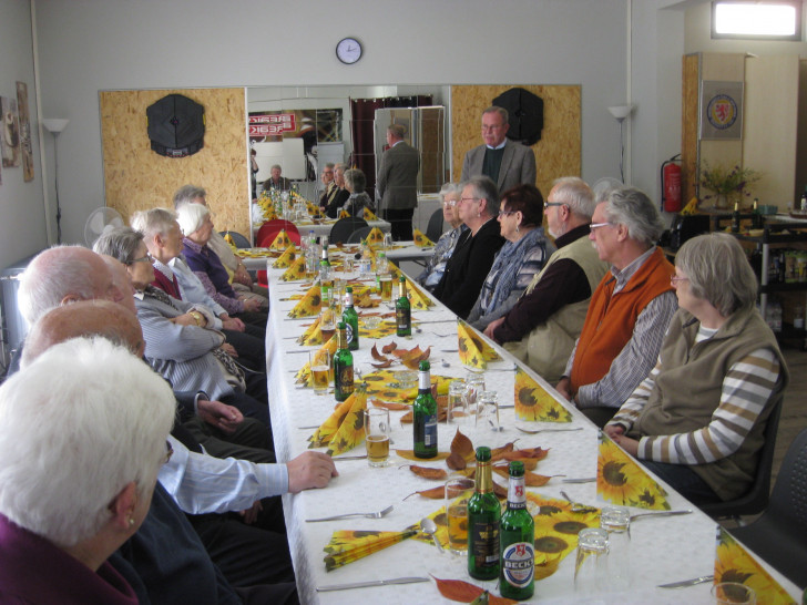 Der Vorsitzende Hans-Jochachim Kröger begrüßte die AWO-Mitglieder und Geburtstagskind Rudi Fricke Foto: Privat