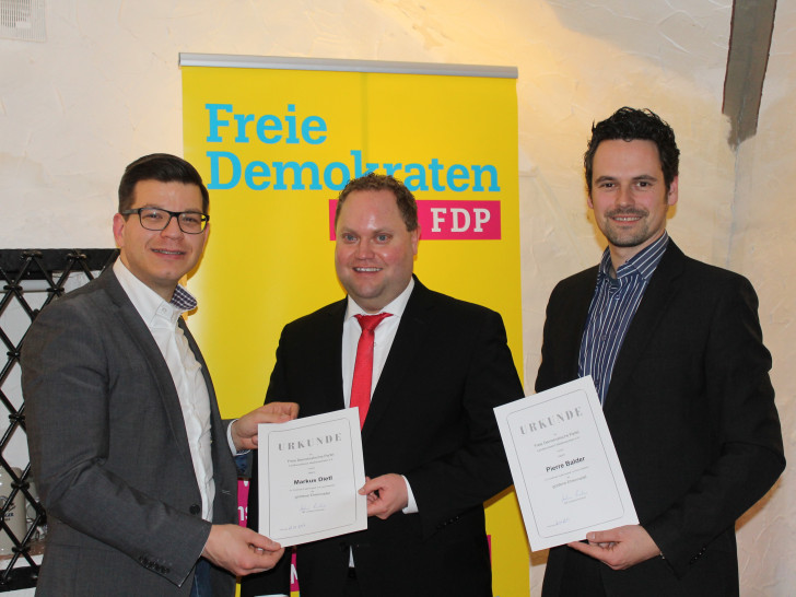 Der FDP-Kreisvorsitzende Björn Försterling überreicht Markus Dietl und Pierre Balder (v.l.n.r.) Ehrennadeln und Urkunden zur 20-jährigen Parteimitgliedschaft. Foto: Sina Ciesielski