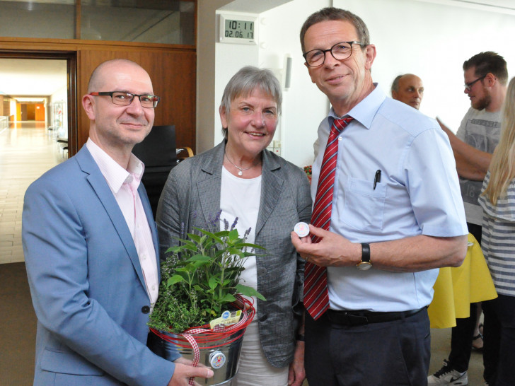 Peter Wagner (Vorsitzender Gesamtpersonalrat), Lucie Pötter-Brandt, Oberbürgermeister Klaus Mohrs. Foto: Stadt Wolfsburg