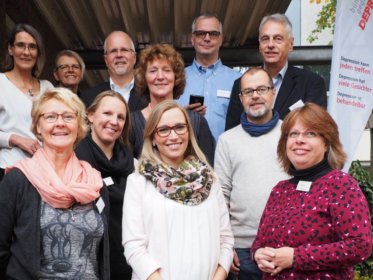 V.r.n.l.: Christiane Bührig (FIPS), Antje Lemke (www.mit-mut-leben.de), Dietmar Kurz (Barmer) , Matthias Adamski (GF Wito GmbH)  Lutz Bödecker (Berater), Wilma Hirtz (HP Psychotherapie), Andrea Ritthaler (Kreisvolkshochschule),  Nadja Stehlin (Psychologin), Referentin Frau Henne (GUV),  Volkert Heinelt (Diplom Sozialpädagoge), Claudia Brasse (Gesundheitsamt) waren bei der Veranstaltung dabei. Foto: Bündnis gegen Depressionen