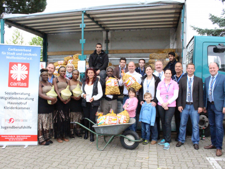 Der Caritasverband, die Inganzo ballet Tanzcrew und das Team des Autohauses Gebrüder Bormann feiern zusammen das Kartoffelfest. Foto: Max Förster
