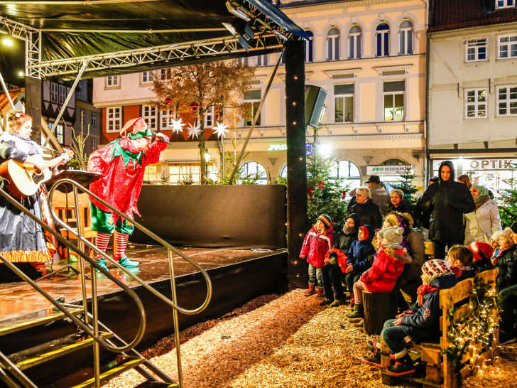 Weihnachtsfee und -elf sind wieder auf dem Weihnachtsmarkt zu sehen. Foto: Stadt Wolfenbüttel