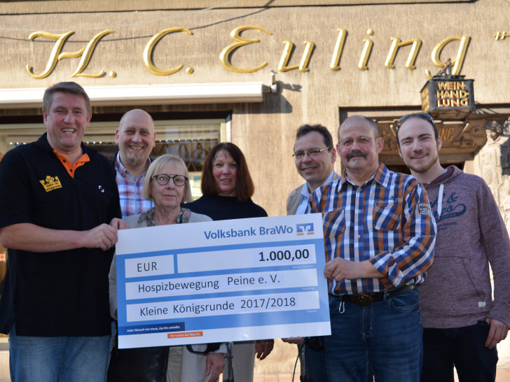 Arnd Laskowski, Christopher Selle, Annegret Heinecke-Brosowsky, Lydia Meyer, Christian Walter, Wolfgang Thiel und Yannick Höver bei der Scheckübergabe vor der Weinhandlung Euling (v. li.). Foto: Dr. Nicole Laskowski