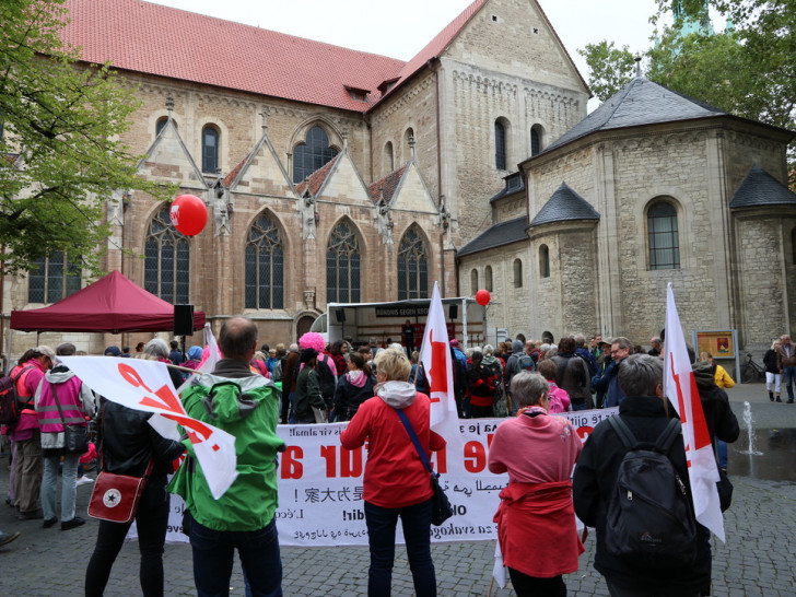 Das Braunschweiger Bündnis gegen Rechts feierte seinen 20. Geburtstag mit einer Kundgebung, Livemusik und einem Demonstrationszug auf die Innenstadt. Foto: David Janzen